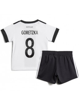 Deutschland Leon Goretzka #8 Heimtrikotsatz für Kinder WM 2022 Kurzarm (+ Kurze Hosen)